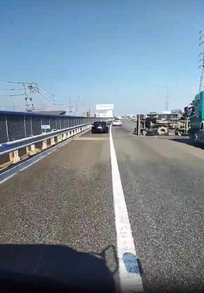 東名高速 下り線 小牧IC周辺事故