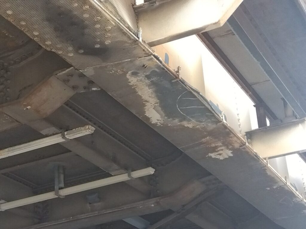 橋桁接触事故