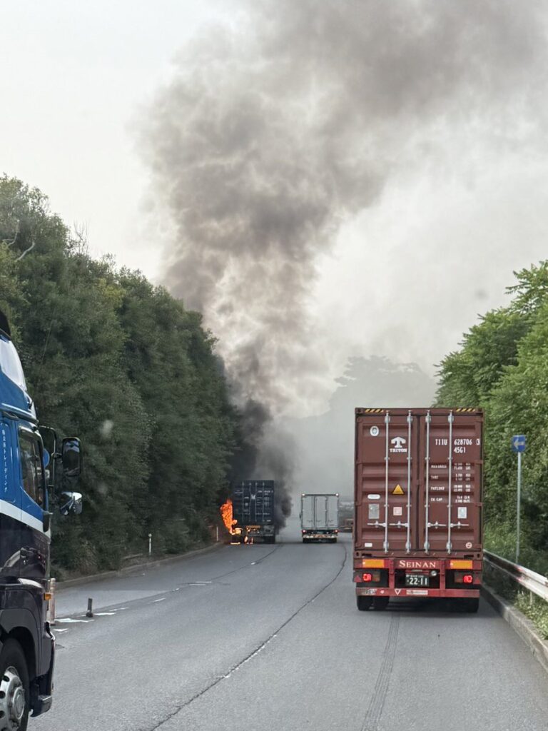 国道537号線 東行き 谷津船橋IC付近車両火災事故