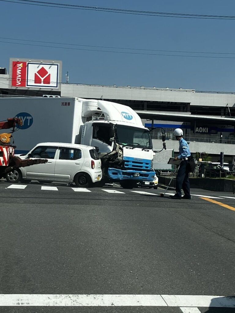 軽乗用車が大破