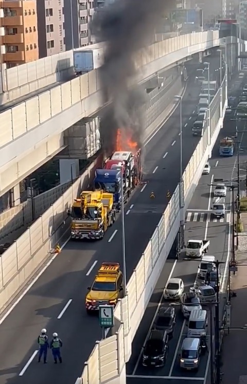 首都高C2高松入口付近車両火災事故