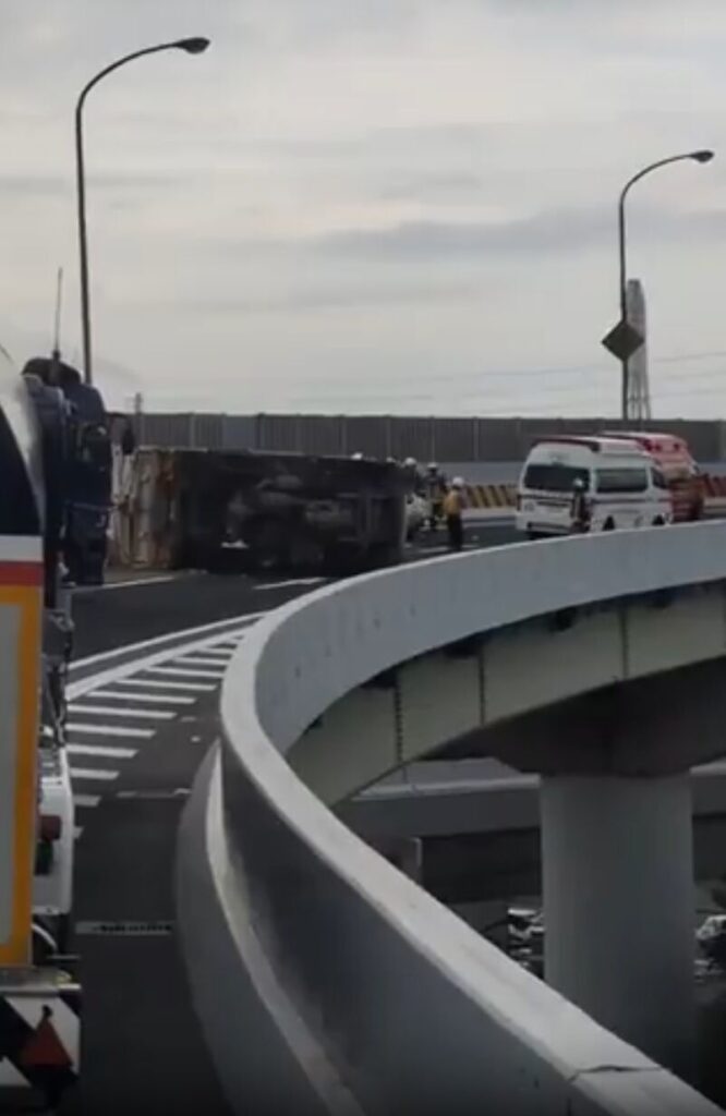 愛宕JCTトラック横転事故