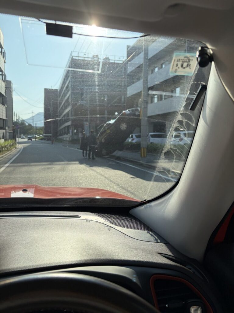 タクシーワイヤー乗り上げる