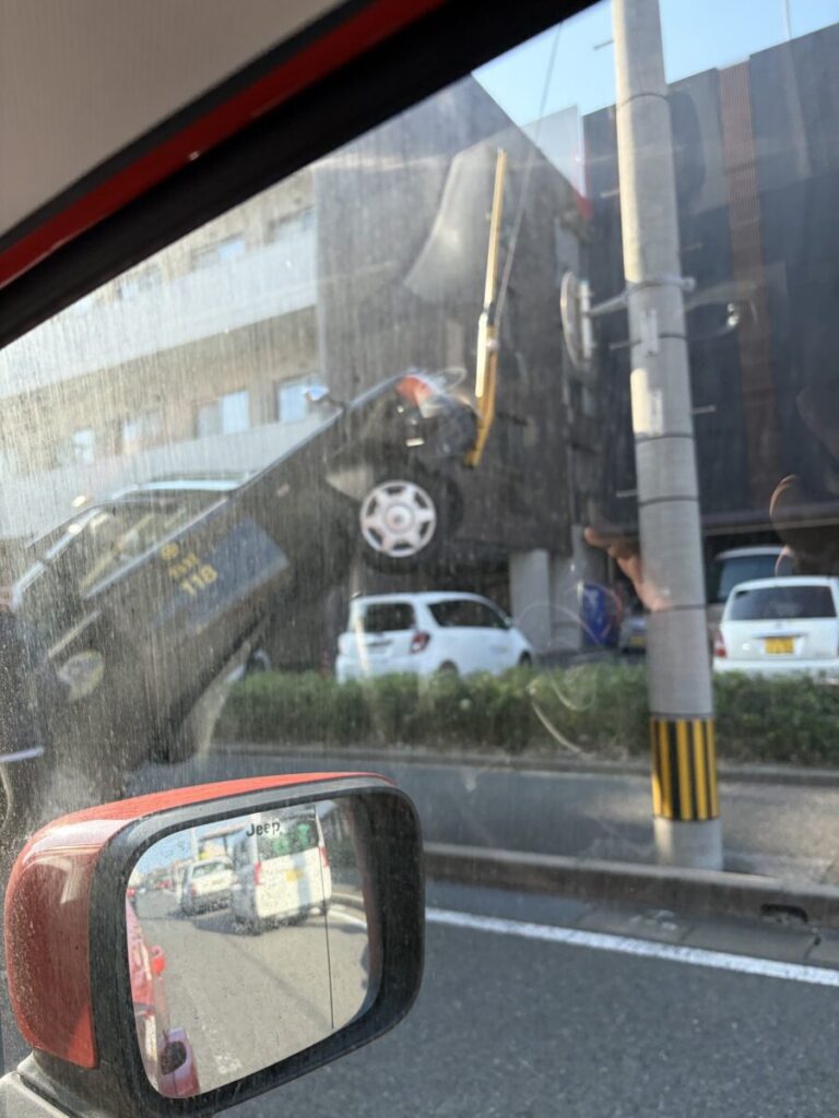 タクシーワイヤー乗り上げる