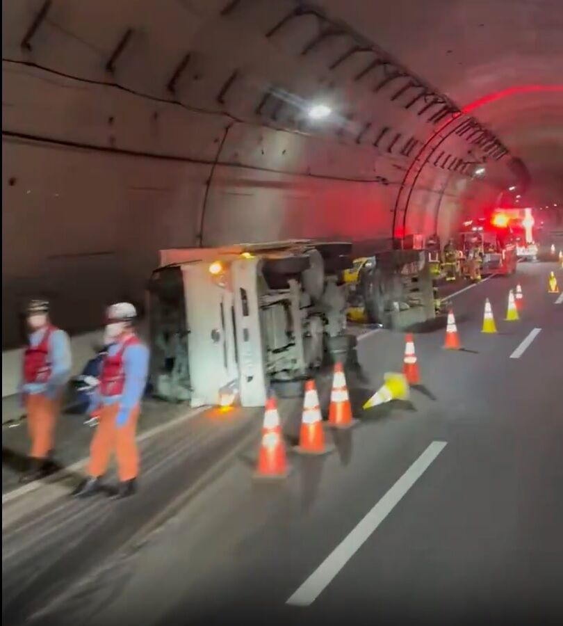 横浜青葉JCT付近事故