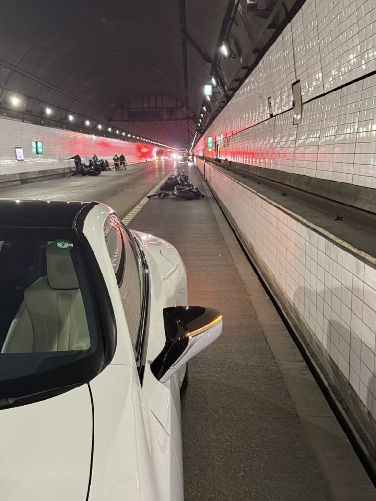 アクアトンネル内事故