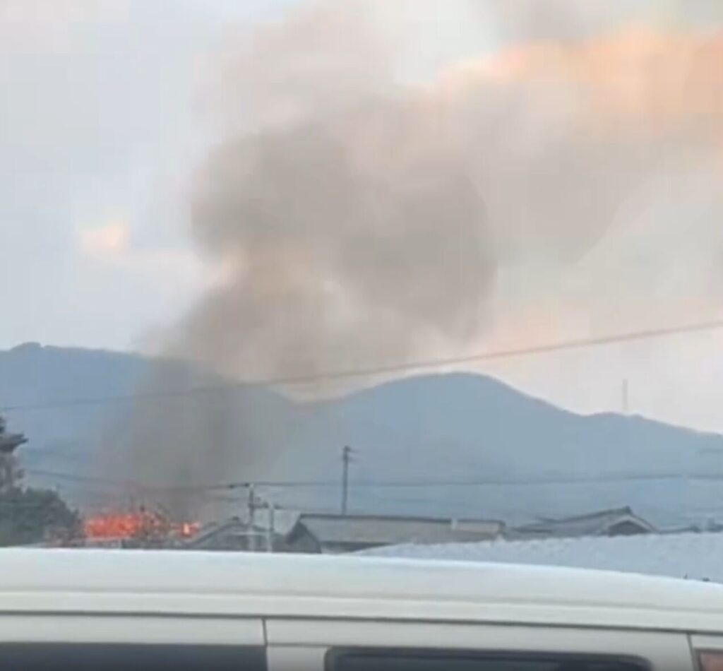 愛媛県東温市南方付近2階建て住宅火災