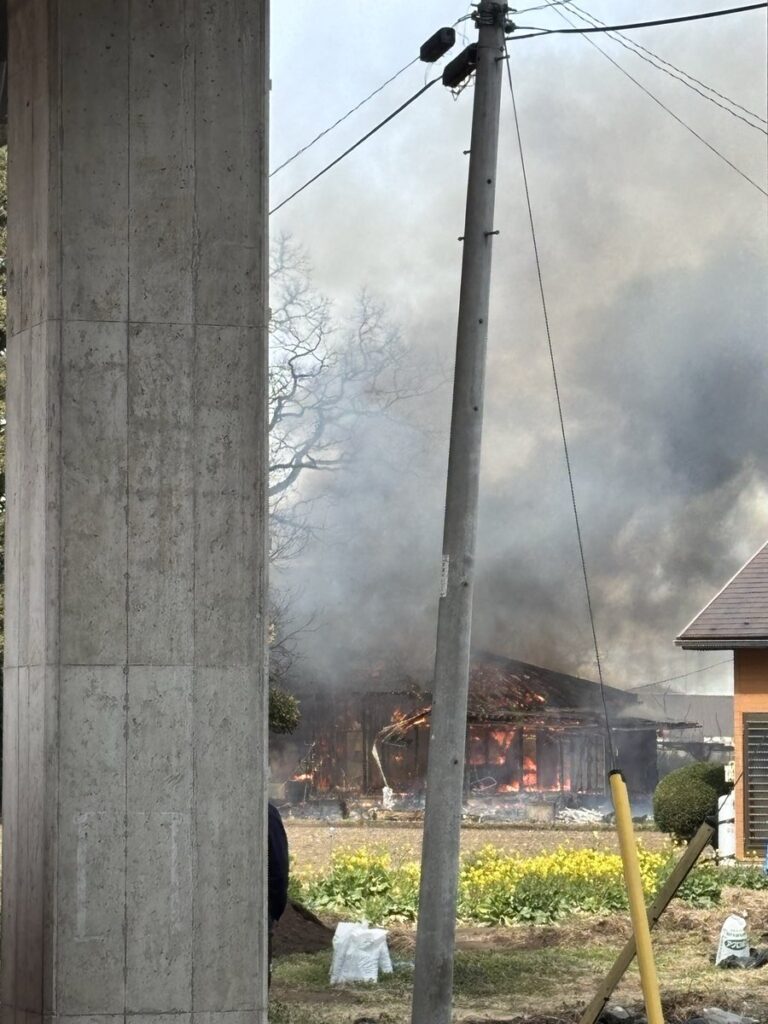 東北新幹線の線路東側近く建物火災