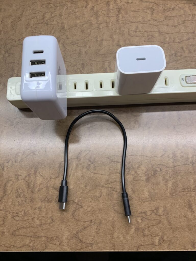 充電器とC to Cケーブル
