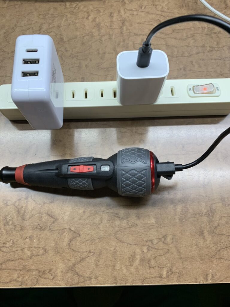 Apple純正USB-C電源アダプタでは充電できないVESSEL製電動ドライバー
