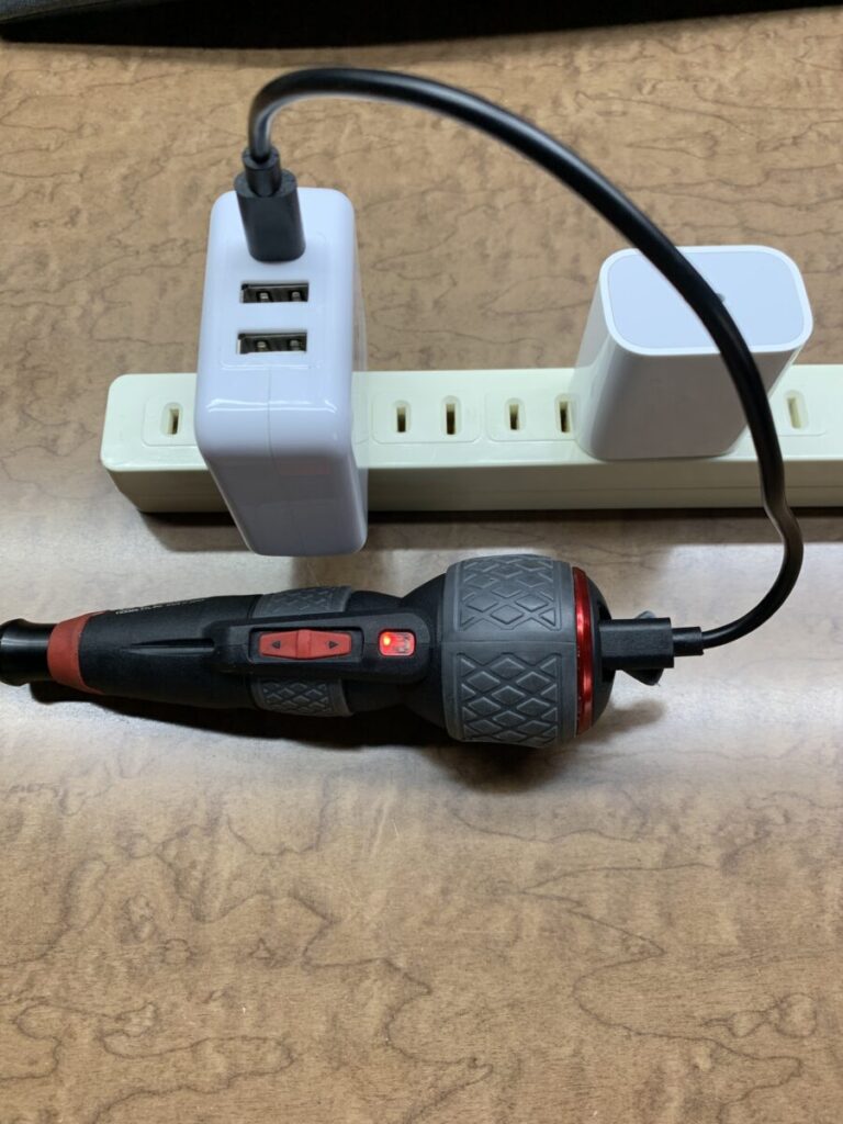 旧型USB-C充電器とC to Cケーブルで充電中のVESSEL製電動ドライバー