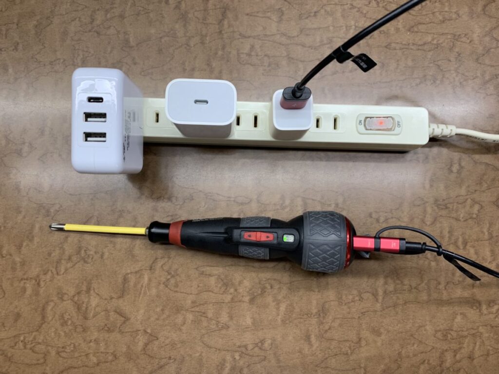 USB-A電源アダプタとA to Cケーブルで充電完了した電動ドライバー