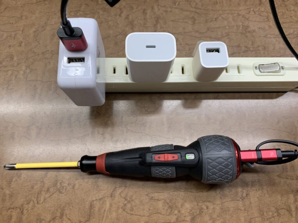 旧型USB-C充電器とC to Cケーブルで充電完了したVESSEL製電動ドライバー